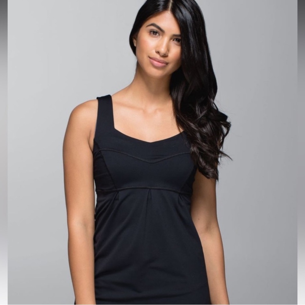 Lululemon Women’s Tame me Tank. Approx Small. Missing tip tag. PTP 15+.